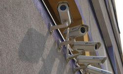 Napad na sklep. Policja przegląda monitoring z rynku