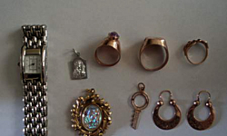 Starsza pani z „przyjacielem” ukradła biżuterię, którą schowała w bucie