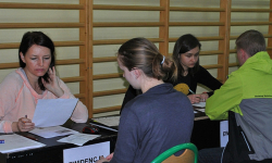 Przed komisją stanie jedna dziewczyna i 385 facetów