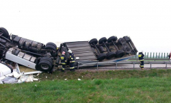 Wypadek ciężarówki przewożącej winogrona