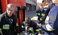 Strażacy w komorze dymowej