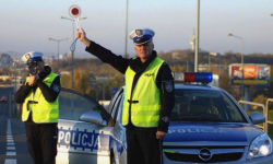 Kierowca nie reagował na sygnały radiowozu. Podczas kontroli szarpał się z policjantem