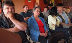 Zamiast ekranów ludzie chcą budowy świetlicy lub kanalizacji