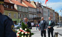 Wiązanki kwiatów złożono pod pomnikiem