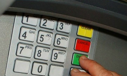 Autostopowiczka ukradła kartę bankomatową, na której był numer PIN