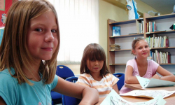 W czasie wakacji malowanie i zabawy w bibliotece