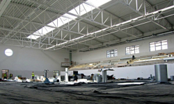 W hali sportowej zagnieździły się jaskółki. Zakończenie robót jesienią