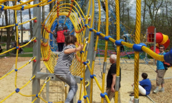 Powstanie plac zabaw z linami i huśtawkami sprężynowymi