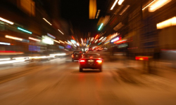 Pijany kierowca jechał w nocy bez świateł. Uszkodził kilka pojazdów