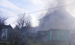 Pożar patelni, budynku gospodarczego oraz kolizja na autostradzie