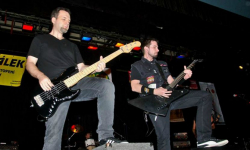 Ostry metal na boisku ogólniaka w Narodowe Święto Niepodległości