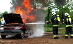 Na Legnickiej płonęło audi. Na A4 z ciężarówki wyciekło paliwo
