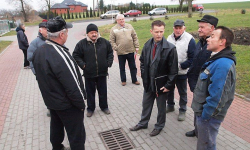 Woda zalewa im piwnice