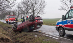 Wypadł z drogi i dachował