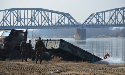 Podchorążowie budowali przeprawę mostową