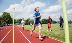 Skakali i ścigali się na stadionie w Środzie Śląskiej