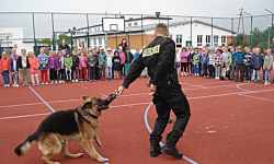 Policjanci odwiedzili uczniów i przedszkolaków