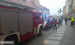 Pomagali pijanemu mężczyźnie, który siedział na ulicy