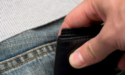 Przedświąteczne zakupy. Policja ostrzega przed kieszonkowcami