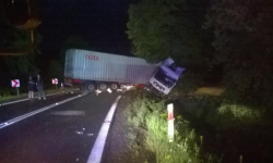 Zderzenie osobówki z tirem - zablokowane dwa pasy ruchu