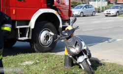 Motorowerzysta wjechał w ciężarówkę. Został zabrany do szpitala
