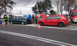 Kolizja dwóch osobówek na zjeździe z A4