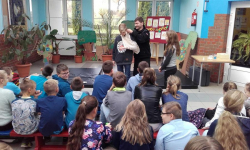 Strażacy przeprowadzili pokaz w szkole w Ciechowie