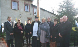W Udaninie poświęcono przydrożny krzyż i figurkę Jana Pawła II