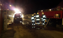 W Różanej spłonął samochód osobowy. Szybka akcja strażaków