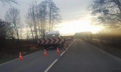 Drogowcy montują barierki. Utrudnienia w ruchu na drodze Ciechów - Środa Śląska