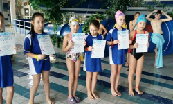 Młodzi pływacy z Kostomłot wrócili z zawodów z medalami