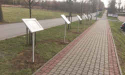 Ścieżka informacyjna z danymi kontaktowymi do policji czy straży pożarnej