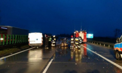 Osobówka uderzyła w barierki na autostradzie A4