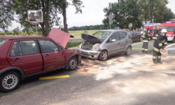 Zderzenie czołowe dwóch osobówek koło stacji paliw w Środzie Śląskiej