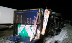 Wpadł w poślizg i uderzył w ciężarówkę. Kierowca osobówki został ranny