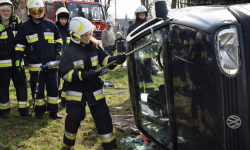Ewakuowali poszkodowanego z samochodu. Ćwiczenia ochotników z OSP Ujazd Górny
