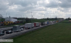 Kolizja ciężarówek na A4. Powstał 15 kilometrowy korek