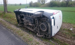 Samochód dostawczy wypadł z drogi i wjechał do rowu