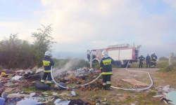 Na dzikim wysypisku w Różanej paliły się śmieci