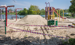 - Miesiąc temu zmienili żwirek na piach, teraz znów wszystko rozkopali - informują mieszkańcy