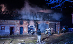 W nocy spłonęła stodoła w Osieku. Na miejscu było prawie 30 strażaków