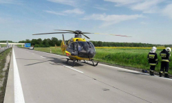 Na autostradzie dachowała osobówka. Na miejscu lądował śmigłowiec LPR