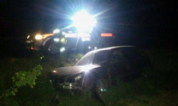 W Cesarzowicach samochód wypadł z drogi. Na miejscu nie było pasażera i kierowcy