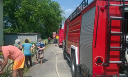 Pożar budynku w Kostomłotach. Właściciel poparzył twarz