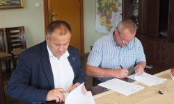 Kolejne umowy podpisane. Tym razem na termomodernizację świetlicy w Mrozowie i Radakowicach
