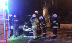 W niedzielę koło remizy w Paździornie płonął samochód