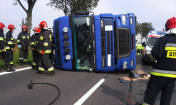 Tir z belami papieru przewrócił się na drodze