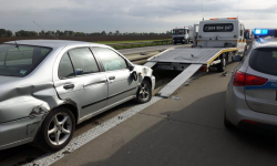 Na A4 rozbiła się osobówka. Kierowcę z raną głowy i zwichniętą nogą zabrano do szpitala