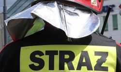 Widział, że jego sąsiad leży na łóżku i się nie rusza. Wezwał strażaków