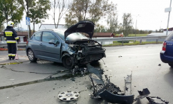 Dwie osobówki zderzyły się na zjeździe w Kostomłotach. Jedna osoba została poszkodowana